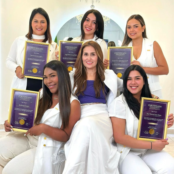 Leiri Reyes junto a alumnas con sus certificados